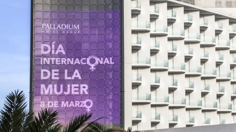 PANTALLA DE LEDS A LA FAÇANA DE L’HOTEL HARD ROCK IBIZA