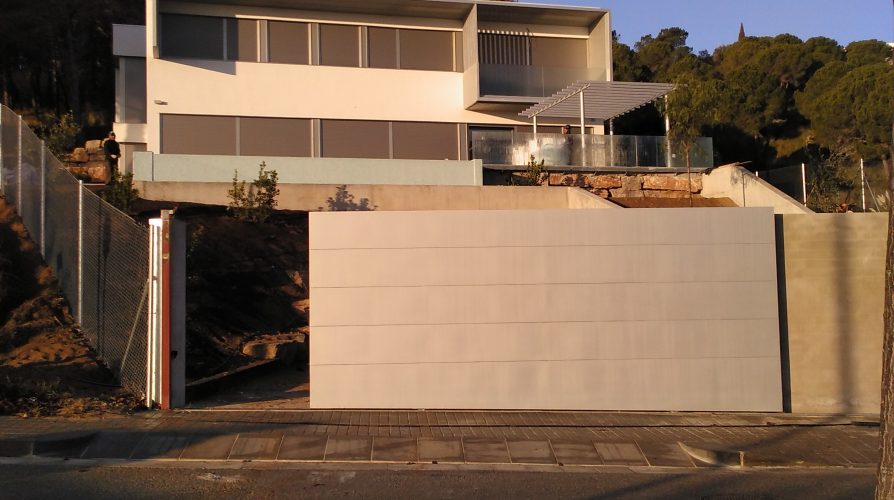 HABITATGE UNIFAMILIAR AMB APARCAMENT I PISCINA A CABRILS